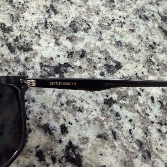 GENTLE MONSTER Black Square Sunglasses - Picture 4 of 6